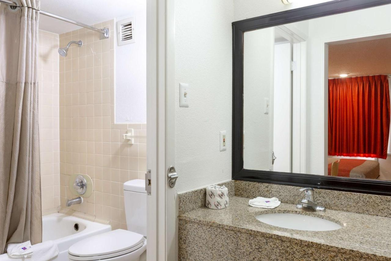 Motel 6-Houston, Tx - East Eksteriør billede
