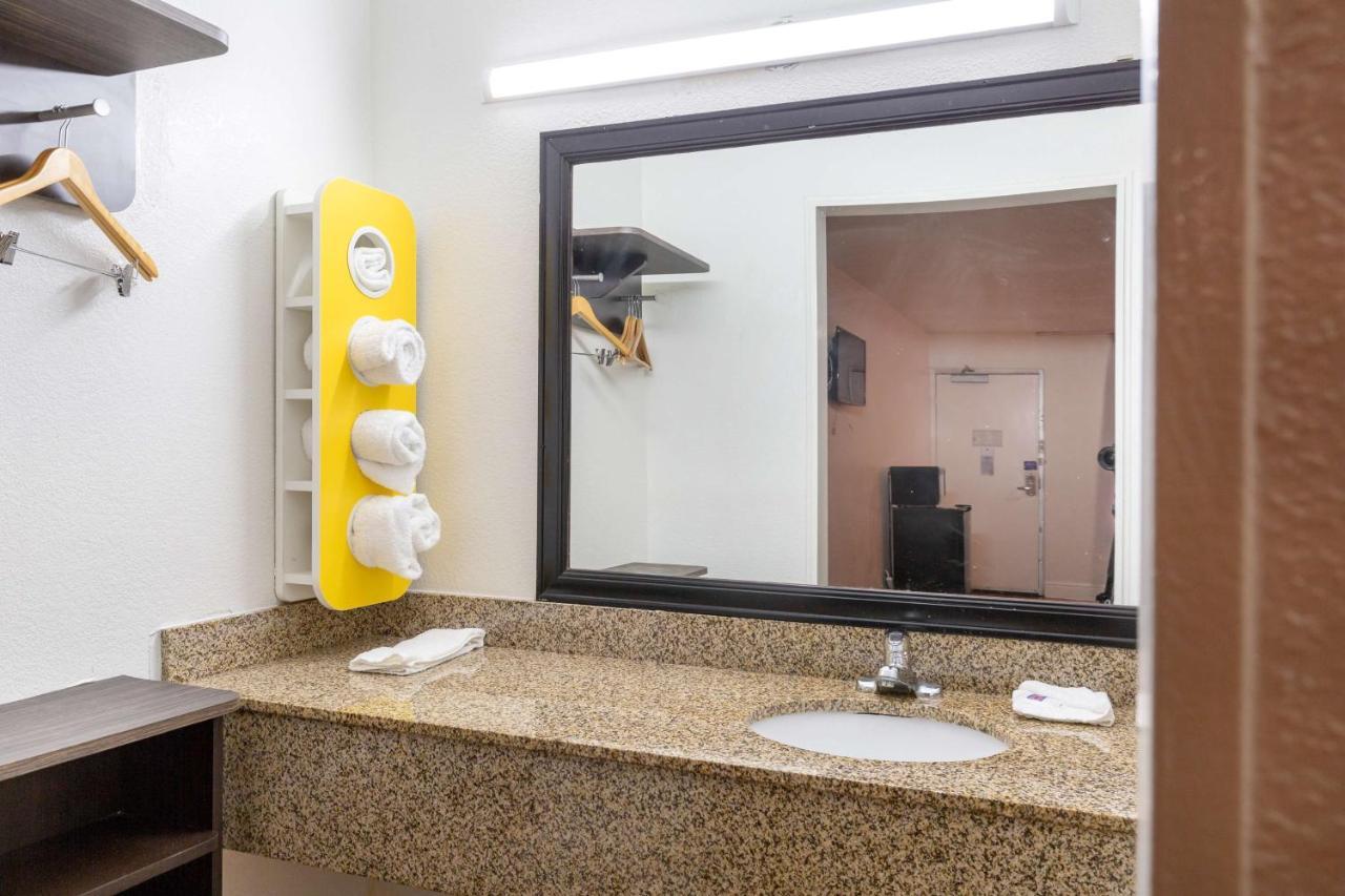 Motel 6-Houston, Tx - East Eksteriør billede